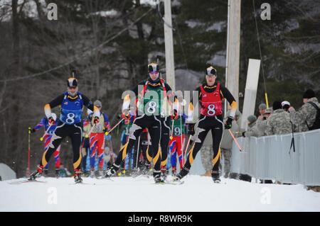 Stati Uniti I soldati assegnati alla Minnesota Guardia Nazionale corsa verso il traguardo a Camp Ethan Allen Sito di formazione, Gerico, Vt., 8 marzo 2017. Oltre 120 atleti provenienti da 23 diversi Stati membri partecipano al 2017 National Guard Bureau campionati di biathlon. Foto Stock