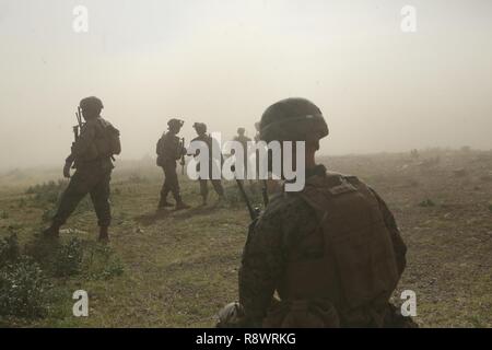 MARINE aria-terra TASK FORCE TRAINING CENTER ventinove palme, Calif. - Marines del Battaglione Team di atterraggio, 1° Battaglione, quinto reggimento Marine attaccato al XV Marine Expeditionary Unit forniscono zona di atterraggio della sicurezza per una MV-22B Osprey durante una tattica di recupero di aeromobili e di missione del personale, 11 marzo 2017. Questo corso di formazione è stato parte del XV MEU realistiche della formazione urbana esercizio in preparazione per la distribuzione di quest'anno. Xv MEU mantiene un elevato livello di disponibilità a essere dove necessario, quando necessario. Foto Stock