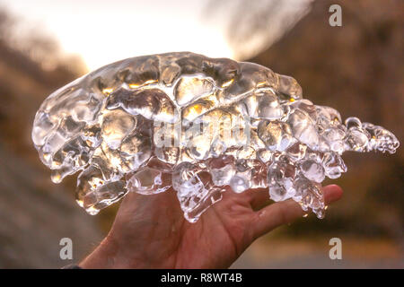 Close up di ghiaccio trovato nel fiume con il sole alle spalle Foto Stock