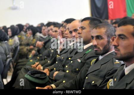 KABUL, Afghanistan (9 marzo 2017) - l esercito nazionale afgano Officer Academy laureati 340 nuovi funzionari, ivi compreso il suo più grande numero di lavoratrici ufficiali per data. Durante la cerimonia di laurea, silenzio riempito l'auditorium come vice capo di stato maggiore generale per la ANA ha elogiato i cadetti rivolgendosi a loro come i suoi figli e le sue figlie e assicurando loro che egli sarà al loro fianco in quanto proteggono il popolo dell'Afghanistan. "I miei figli e figlie, ovunque tu vada, non importa che cosa il checkpoint o avamposto, mi troverete accanto a voi. Io vi guiderà alla condurre il vostro bro Foto Stock