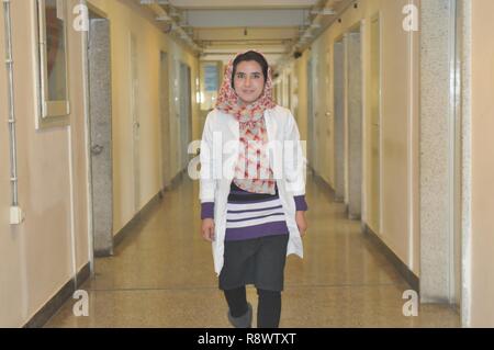 KABUL, Afghanistan (feb. 27, 2017) - Dott.ssa Husina Wahidy, medico internista, passeggiate nei corridoi di Kabul nazionale Ospedale militare per un mese prima di laurearsi come un medico per l'Esercito nazionale afgano. Foto Stock