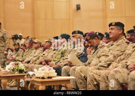 Gli Stati Uniti e il Consiglio di cooperazione del Golfo il personale militare di kick off di inizio di esercizio Eagle risolvere 17 in una cerimonia di apertura Mar. 19, presso la kuwaitiana Forze Armate Staff College in Kuwait. Questo esercizio è progettato per rafforzare gli Stati Uniti e il Consiglio di cooperazione del Golfo di strutture militari di relazioni, a promuovere la sicurezza regionale e migliorare l'interoperabilità con i partner delle nazioni. Foto Stock