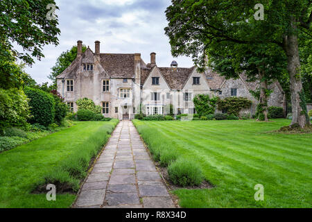 Avebury Manor, un grande palazzo in pietra nel villaggio di Avebury, Wiltshire, Inghilterra, l'Europa. Foto Stock