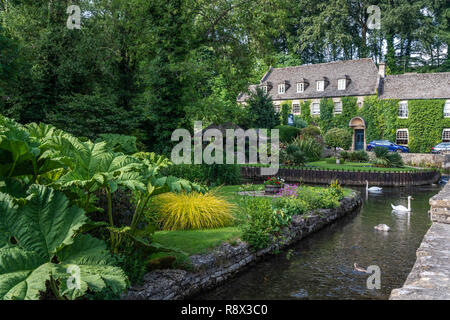 The Swan Hotel lungo il Fiume Coln nel villaggio di Cotwold di Bibery, Inghilterra, l'Europa. Foto Stock