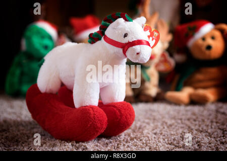 Pretty pony, una vacanza themed Puffo dal bambino Ty collezione. È qui illustrato in una visualizzazione di altro Natale Beanie neonati. Foto Stock