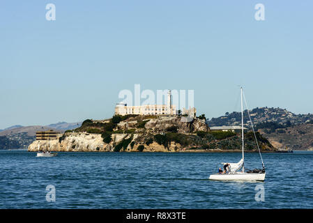 L'isola e la prigione di Alcatraz da Pier 39 in San Francisco Foto Stock