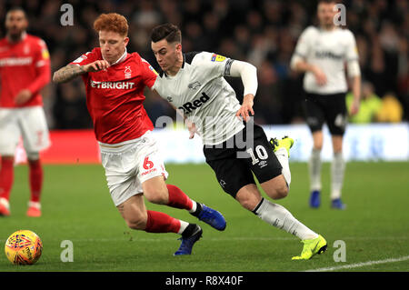 Il Nottingham Forest di Colback Jack (sinistra) e Derby County's Tom Lawrence (destra) battaglia per la sfera durante il cielo di scommessa match del campionato al Pride Park, Derby. Foto Stock