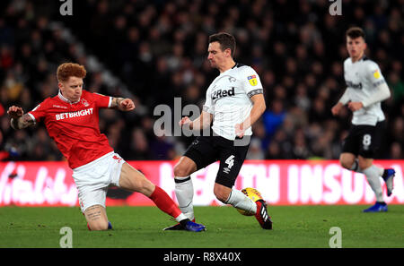 Il Nottingham Forest di Colback Jack (sinistra) e Derby County's Craig Bryson (destra) battaglia per la sfera durante il cielo di scommessa match del campionato al Pride Park, Derby. Foto Stock