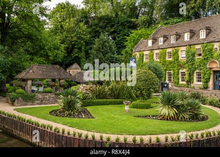 The Swan Hotel lungo il Fiume Coln nel villaggio di Cotwold di Bibery, Inghilterra, l'Europa. Foto Stock