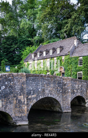 The Swan Hotel lungo il Fiume Coln nel villaggio di Cotwold di Bibery, Inghilterra, l'Europa. Foto Stock