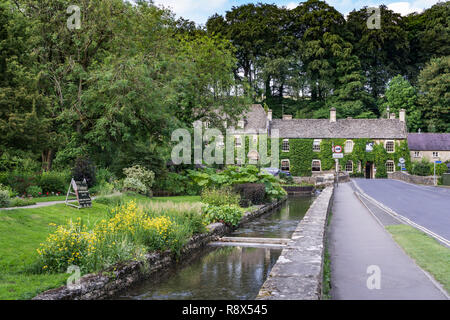 The Swan Hotel lungo il Fiume Coln nel villaggio di Cotwold di Bibery, Inghilterra, l'Europa. Foto Stock