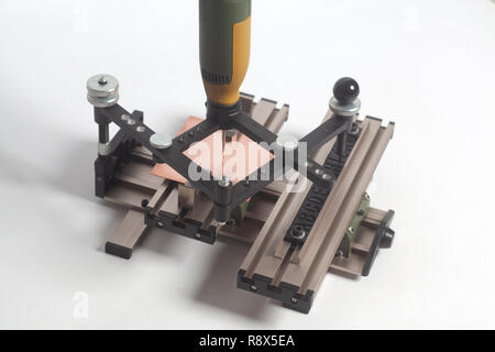 Dispositivo di incisione con pantografo a CNC con incisore alfabeto di stampa in rilievo su uno sfondo bianco Foto Stock