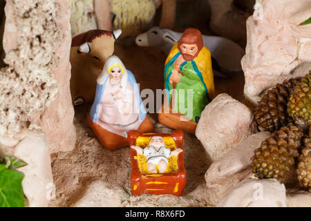 Presepe con provenzale presepe natalizio figure in terracotta Foto Stock