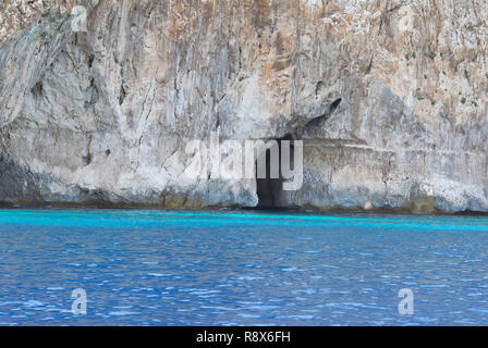 La Grotta dei Colombi detta anche Grotta dei Piccioni, situato sul mare vicino a Cagliari in Sardegna, Italia Foto Stock