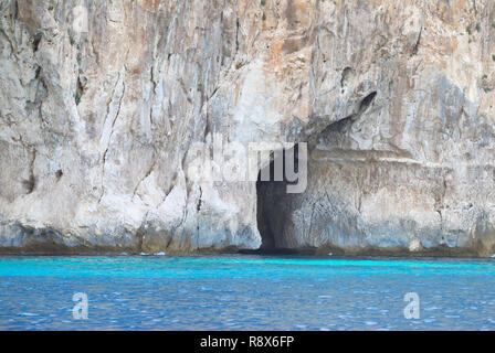 La Grotta dei Colombi detta anche Grotta dei Piccioni, situato sul mare vicino a Cagliari in Sardegna, Italia Foto Stock