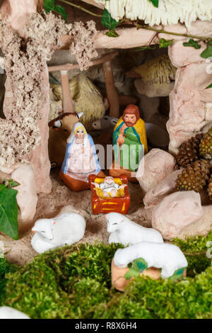 Presepe con provenzale presepe natalizio figure in terracotta Foto Stock