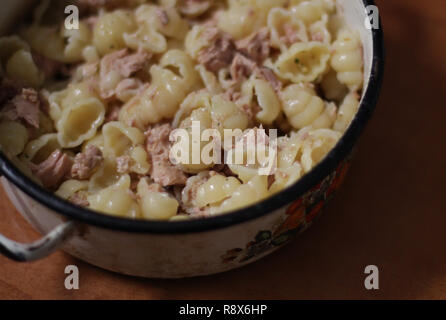 Pasta con tonno in scatola Foto Stock