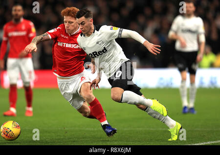 Il Nottingham Forest di Colback Jack (sinistra) e Derby County's Tom Lawrence (destra) battaglia per la sfera durante il cielo di scommessa match del campionato al Pride Park, Derby. Foto Stock