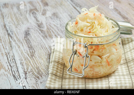 Freschi pomodori rossi con un mazzetto di basilico su un tavolo di legno. copia spazio. La vista dall'alto. prodotto naturale. dieta sana. Foto Stock
