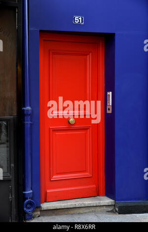 Porta di legno inserita in un vivace muro esterno blu reale, con il numero "51" sopra l'ingresso e probabilmente situata a Parigi, Francia Foto Stock