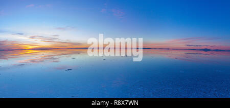 Uyuni riflessioni. Una delle più belle cose che un fotografo può vedere. Qui possiamo vedere come il tramonto su un orizzonte infinito a Uyuni Foto Stock