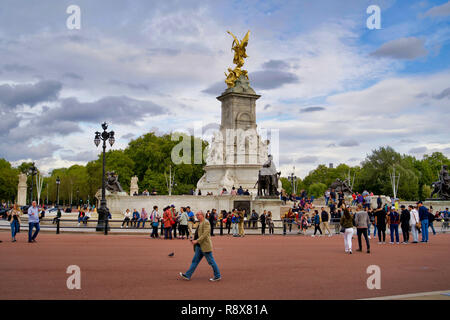 LONDON, Regno Unito - 8 Settembre 2018: memoriale della Victoria si trova nel centro del giardino reale di fronte a Buckingham Palace e dedicato alla Regina Vic Foto Stock