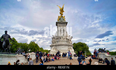 LONDON, Regno Unito - 8 Settembre 2018: memoriale della Victoria si trova nel centro del giardino reale di fronte a Buckingham Palace e dedicato alla Regina Vic Foto Stock