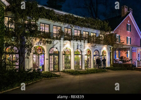 Vista notturna del Conservatorio; le luci di Natale e decorazioni; Longwood Gardens; Kennett Square; Pennsylvania; USA Foto Stock