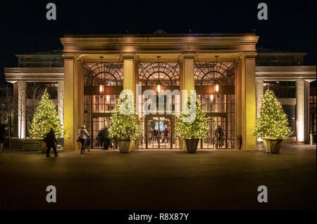 Vista notturna del Conservatorio; le luci di Natale e decorazioni; Longwood Gardens; Kennett Square; Pennsylvania; USA Foto Stock