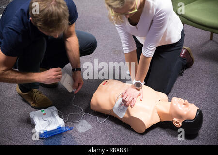 Primo soccorso per la rianimazione cardiopolmonare corso tramite defibrillatore automatico esterno dispositivo, AED. Foto Stock