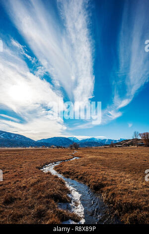 Ranch il Fosso di Irrigazione & pascolo; drammatico sky; montagne rocciose; al di fuori del piccolo paese di Salida; Colorado; USA Foto Stock