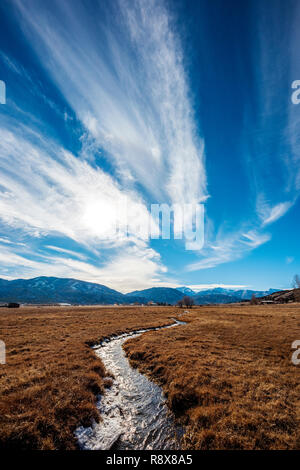 Ranch il Fosso di Irrigazione & pascolo; drammatico sky; montagne rocciose; al di fuori del piccolo paese di Salida; Colorado; USA Foto Stock