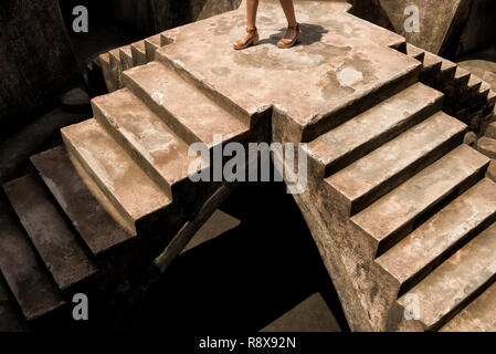 Sumur Gumuling le scale e le catacombe, parte di Taman Sari complesso in Yogyakarta Foto Stock