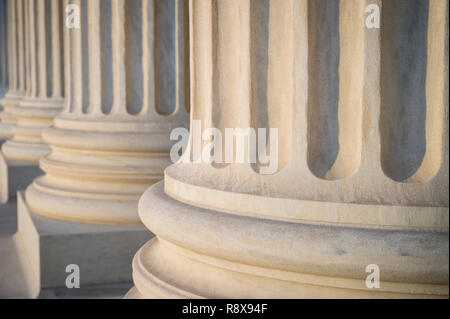 Il marmo bianco di colonne in stile neoclassico del portico della corte suprema degli Stati Uniti edificio in morbida luce del tramonto a Washington DC, Stati Uniti d'America Foto Stock