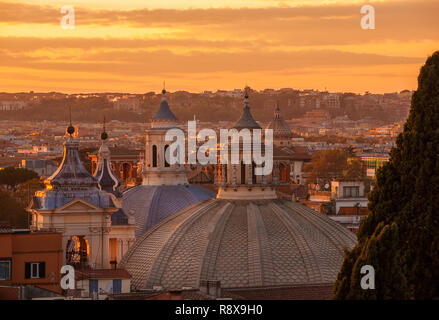 Vista del centro storico di Roma skyline con antiche cupole e campanili al tramonto Foto Stock