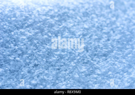 Neve fresca Texture di sfondo, fiocchi di neve naturale Pattern con copia spazio. Le tonalità blu colorazione. Stagione invernale, previsioni meteo, cambiamenti climatici, Greeti Foto Stock