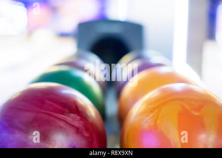 Close-up di un gruppo di colorate le palle da bowling nel ritorno a sfera Foto Stock