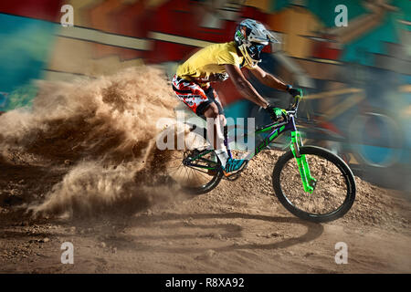 Mosca, Russia - Agosto 19, 2017: Biker in sella aggressiva con spire. Mountain Bike equitazione ciclista pompa via. Rider in azione in mountain bike sport. Foto Stock