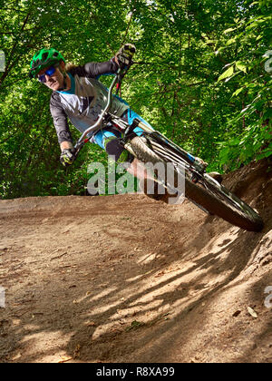 Mosca, Russia - Luglio 7, 2017: Biker in sella aggressiva con spire. Mountain Bike ciclista in sella singola traccia. Rider in azione in mountain bike sport. Foto Stock