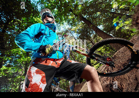 Mosca, Russia - Agosto 21, 2017: Mountain bike. Ciclista con la bici nella foresta. Foto Stock