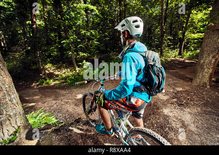 Mosca, Russia - Agosto 21, 2017: Mountain bike. Ciclista con la bici nella foresta. Foto Stock