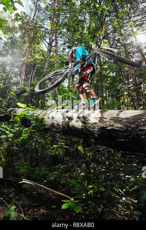 Mosca, Russia - Agosto 21, 2017: Mountain bike. Ciclista trasportare una bicicletta nella foresta. Foto Stock