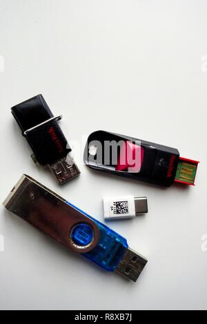 Memory stick USB e di un piccolo tipo C su sfondo bianco Foto Stock