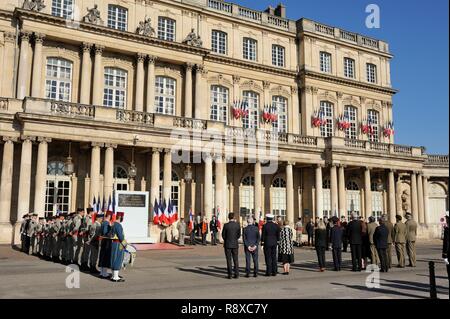 Francia, Meurthe et Moselle, Nancy, Place de la Carrière costruito da Stanislas Leszczynski re di Polonia e ultimo duca di Lorena nel XVIII secolo, il Palazzo del Governo, classificato come patrimonio mondiale dall'UNESCO, la commemorazione del centenario della rinascita della Polonia il 23 ottobre 2018 Foto Stock