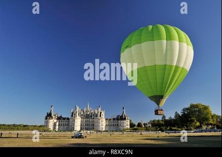 Francia, Loir et Cher, la Valle della Loira sono classificati come patrimonio mondiale dall' UNESCO, Chambord, il Castello Reale, decollare da un palloncino verde di fronte al castello Foto Stock