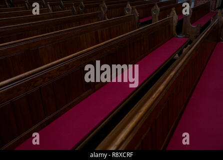 Banchi vuoti in una chiesa di Berlino, Germania. Foto Stock