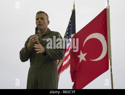 Stati Uniti Air Force Gen. Tod D. Wolters, U.S. Forze Aeree in forze Europe-Air Africa commander, parla durante una chiamata in corrispondenza di Incirlik Air Base, Turchia, 6 dicembre 2018. Durante la chiamata, Wolters discusso l'importanza di sostenere le forze alleate e scoraggiare i nostri avversari. Foto Stock