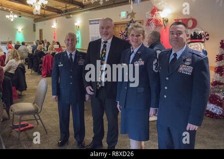 Il colonnello Peter T. Green III, 104th Fighter Wing Commander, Brian Sullivan, città di Westfield sindaco, Chief Master Sgt. Maryanne Walts, 104th FW command chief, e il tenente Col. John Keeler, 104th FW capo del personale, partecipare alla maggiore Westfield Camera di Commercio Prima colazione 7 dicembre, 2018, a est del paese di montagna Club, Westfield, Massachusetts. La camera, i membri della Comunità e i principali leader hanno discusso i progetti per potenziare la gioventù locale e di sviluppare una forza lavoro di talento di entrare nel futuro. Foto Stock