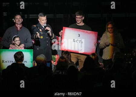 Stati Uniti Esercito il Mag. Bryan Ralls, il comandante e il conduttore per la ottantaduesima Airborne Division Band e Chorus, invita il pubblico a partecipare a un paracadutista la versione del classico di vacanza, 12 giorni di Natale, presso il Crown Theatre di Fayetteville, North Carolina, 6 dicembre 2018. Tutte le band americana e coro eseguita durante tutta la vacanza americana concerto per diffondere lo spirito natalizio a soldati, le famiglie e le comunità locali. Foto Stock