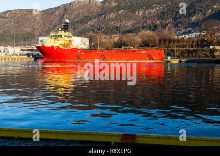 Offshore piattaforma PSV recipiente di alimentazione Eldborg a Festningskaien quay, nel porto di Bergen, Norvegia Foto Stock